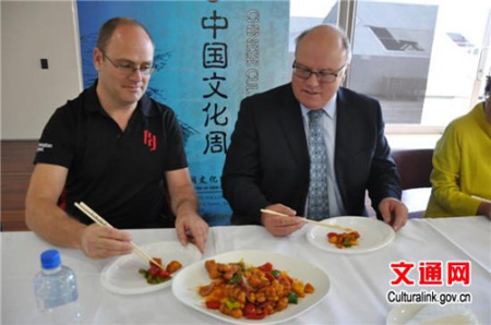 現(xiàn)場嘉賓對菠蘿古老肉情有獨(dú)鐘