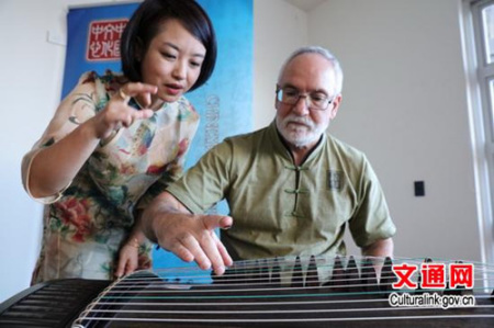 嘉賓忍不住試彈古箏
