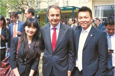 做外交官時的劉小溪，和西班牙前首相薩帕特羅合影。