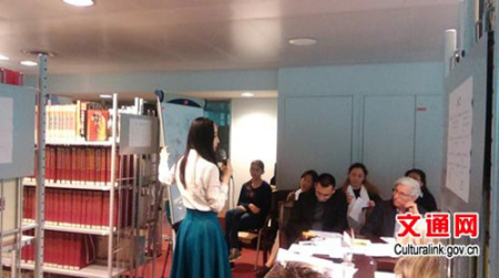 吳湜玨珊用中法雙語介紹了中國古典詩歌《送元二使安西》