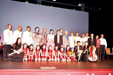 《純粹中國(guó)·指尖上的心弦》音樂(lè)會(huì)的藝術(shù)家們與華盛頓中國(guó)民族樂(lè)團(tuán)合影(美國(guó)《僑報(bào)》/何心怡 攝) 《純粹中國(guó)·指尖上的心弦》音樂(lè)會(huì)的藝術(shù)家們與華盛頓中國(guó)民族樂(lè)團(tuán)合影(美國(guó)《僑報(bào)》/何心怡 攝)