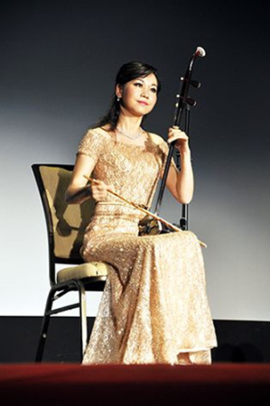 國(guó)家一級(jí)二胡演奏家張音悅協(xié)同朋友帶來(lái)中國(guó)傳統(tǒng)民樂(lè)演奏會(huì)(美國(guó)《僑報(bào)》/何心怡 攝) 國(guó)家一級(jí)二胡演奏家張音悅協(xié)同朋友帶來(lái)中國(guó)傳統(tǒng)民樂(lè)演奏會(huì)(美國(guó)《僑報(bào)》/何心怡 攝)