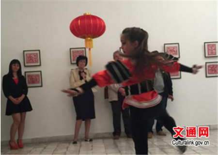 當(dāng)?shù)匦∨笥驯硌葜袊?guó)功夫