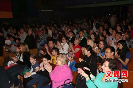 在羅馬尼亞坦達(dá)利卡兒童劇院觀看《三個(gè)和尚》的觀眾（蘇桂平 攝）