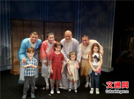 《三個(gè)和尚》演出結(jié)束后觀眾爭(zhēng)相上臺(tái)與演員合影（閆建武 攝）