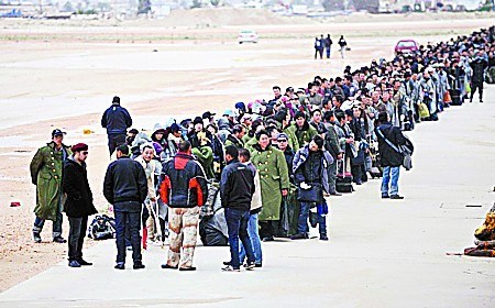 2011年2月，利比亞爆發(fā)大規(guī)模騷亂。中國(guó)政府從利比亞撤出中國(guó)公民3萬(wàn)多人。圖為當(dāng)年2月25日，中國(guó)人員在利比亞班加西港準(zhǔn)備登上“希臘精神”號(hào)客輪撤離。圖片來(lái)自網(wǎng)絡(luò)