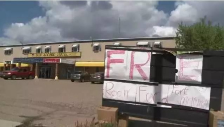 旅館外巨大的“免費(fèi)”標(biāo)志