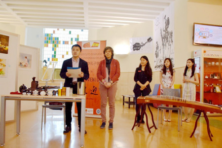 萊昂大學(xué)孔子學(xué)院第一屆茶文化主題畫展正式開幕(西班牙《歐華報(bào)》)