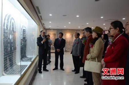 嘉賓們?cè)跅類(lèi)?ài)國(guó)副館長(zhǎng)的帶領(lǐng)下共同參觀展出作品