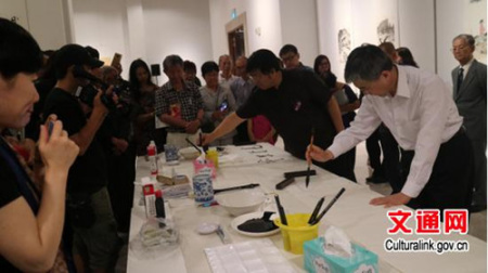 書畫作家在“中、新兩國名家書畫交流筆會”上