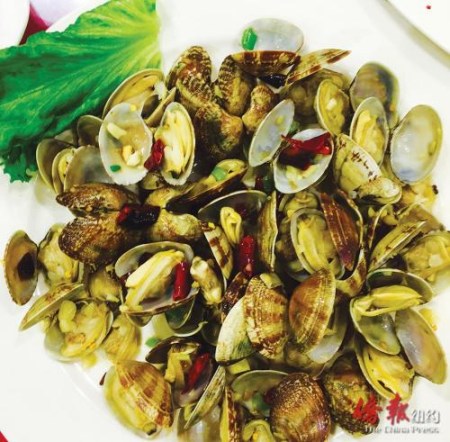 清炒辣蛤蜊配啤酒，愜意（美國《僑報》/余小平 攝）