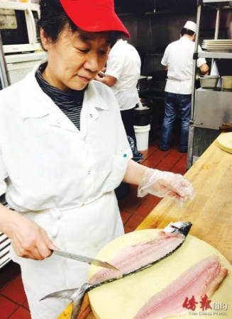 鲅魚剔刺做餡料（美國《僑報》/余小平 攝）