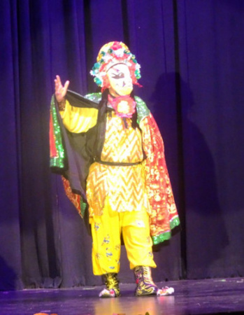 中國一級變臉演員趙乃義現(xiàn)場表演變臉，讓華洋觀眾看得大呼過癮（美國《世界日報(bào)》/ 謝哲澍 攝）