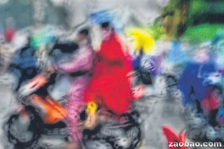 張玉卿作品，通過(guò)車窗的雨跡拍攝越南順化的街景（新加坡《聯(lián)合早報(bào)》）