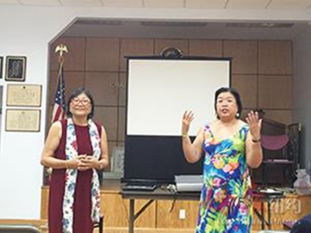 江瓊娟(左)和鄭婉芬(右)在講述拍攝經(jīng)歷(美國(guó)《僑報(bào)》/林菁 攝) 江瓊娟(左)和鄭婉芬(右)在講述拍攝經(jīng)歷(美國(guó)《僑報(bào)》/林菁 攝)