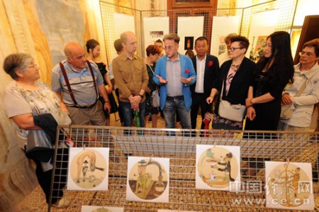 中意藝術(shù)家對(duì)來自中國的書畫作品進(jìn)行交流探討