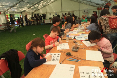 劍橋龍舟節(jié)上的書(shū)法、剪紙等活動(dòng)受到孩子們喜歡