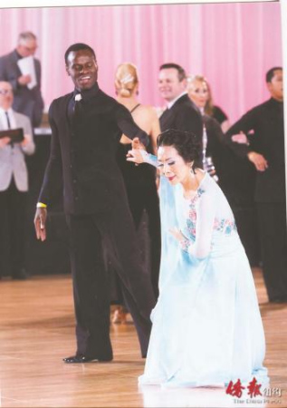 邵曉妹舞蹈圖。(美國(guó)《僑報(bào)》)