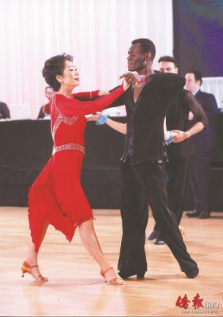 邵曉妹舞蹈圖。(美國(guó)《僑報(bào)》)