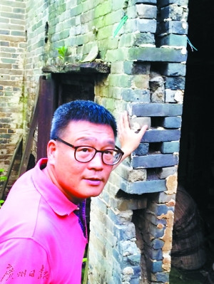 這是一棟古民居破損的墻壁：墻壁是雙磚墻，中間留空，采取這種設(shè)計(jì)，使民居通風(fēng)，冬暖夏涼，不易透水。