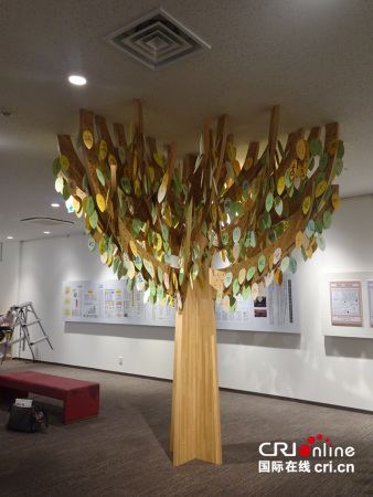 去年，中日韓學(xué)者共同整理出808個(gè)三國(guó)常用漢字。博物館請(qǐng)808位小學(xué)生每人書寫了一個(gè)漢字，掛在漢字樹上，象征漢字文化歷久彌新，枝繁葉茂