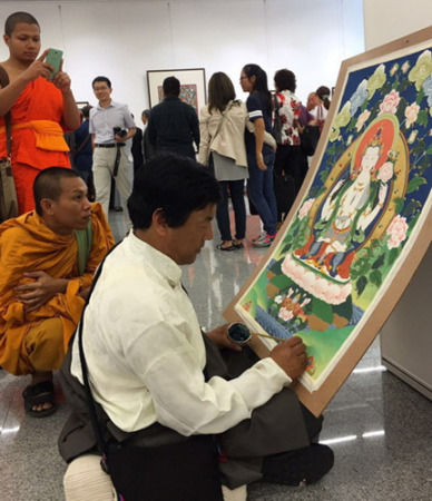 畫得專注，看得也專注