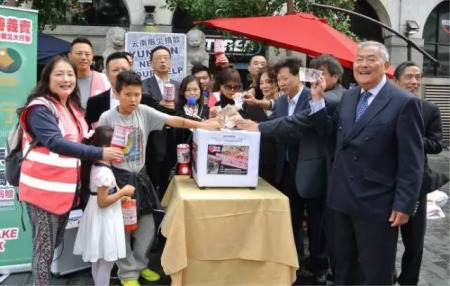 倫敦華埠商會為云南災區(qū)捐款