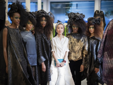 設(shè)計(jì)師徐蕊（中）與模特在開幕式上（英國(guó)《華聞周刊》/黃漢杰 攝）