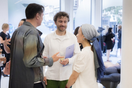 徐蕊（右）、帕特里克·舒馬赫（左）及托馬斯·海德威克（中）在現(xiàn)場(chǎng)交流（英國(guó)《華聞周刊》/黃漢杰 攝）