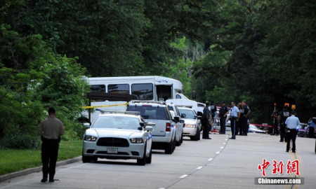 圖左為發(fā)生事故的大巴車。<a target='_blank' >中新社</a>記者 張蔚然 攝