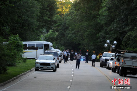 圖左為發(fā)生事故的大巴車。<a target='_blank' >中新社</a>記者 張蔚然 攝