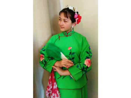 索菲演唱《報(bào)花名》。(法國《歐洲時(shí)報(bào)》/黃冠杰 攝)