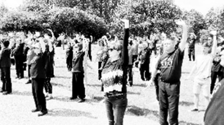 英國當(dāng)?shù)貙W(xué)員及當(dāng)?shù)厝罕娫谔貭柛５率兄行膹V場進行健身氣功展示。