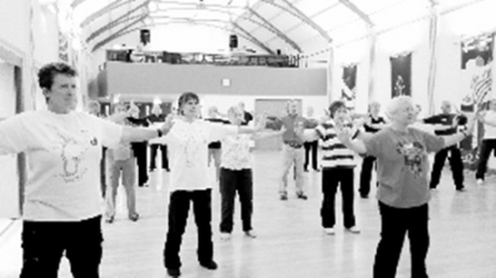 在英國教授易筋經(jīng)。 