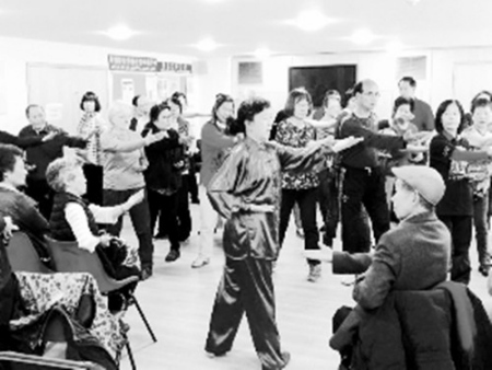 在英國倫敦華人社區(qū)教授六字訣。 