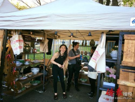 林美虹參加皇后區(qū)夜市。(美國(guó)《僑報(bào)》)