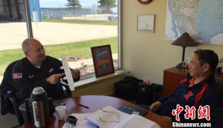 張博（右一）上飛行理論課?！⊙z