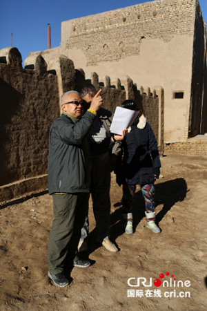 喬云飛（左一）向?yàn)醴焦と酥v解施工圖。