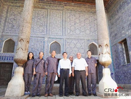 中烏文物保護(hù)工作者合影。