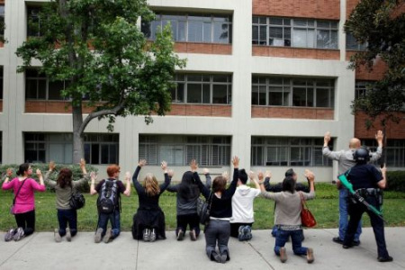 加州大學洛杉磯分校6月1日發(fā)生槍擊案，警方讓學生高舉雙手并貼身搜查。(路透社圖)