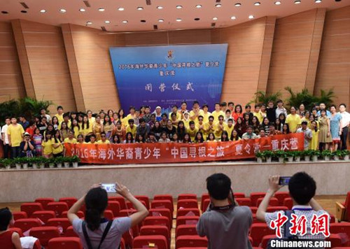 圖為參加本次活動(dòng)的營員們與工作人員合影留念?！≈芤?攝