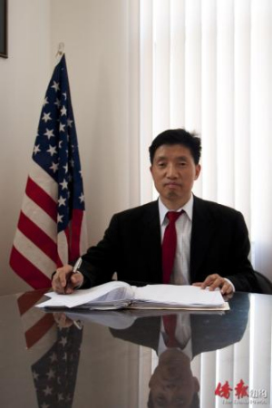 競(jìng)選密逗郡議員的胡知宇律師。（美國(guó)《僑報(bào)》）