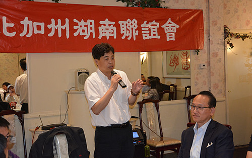 邱愛(ài)華在座談會(huì)上發(fā)言。