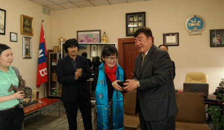 邢大使向奧云其木格轉交電視劇光盤