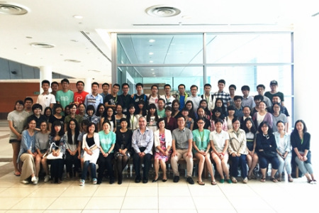 駐新加坡使館赴新加坡南洋理工大學(xué)開展“領(lǐng)保進校園”活動，使館領(lǐng)事部和教育部工作人員與來新短期培訓(xùn)的中國中醫(yī)藥大學(xué)師生和南洋理工大學(xué)教授合影留念