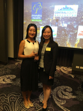 Vicky和工黨聯(lián)邦參議院維州華裔候選人楊千慧（YANG,Chien-Hui）（右）。（澳洲網(wǎng)）