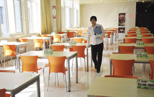 每天開餐前，沈陶都要親自查看餐廳衛(wèi)生。