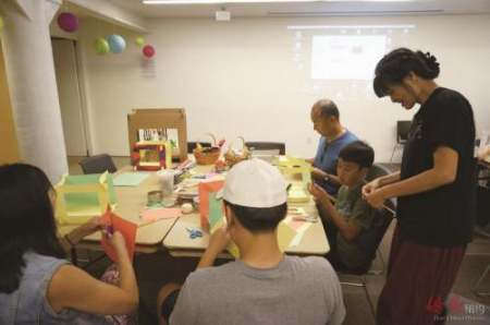 參與家庭動(dòng)手制作屬于自己的夢(mèng)想小舞臺(tái)。（美國(guó)《僑報(bào)》/陳辰 攝）