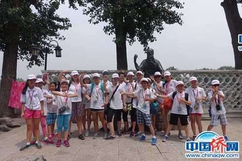 美國(guó)華裔小記者團(tuán)在后海雕塑前合影。