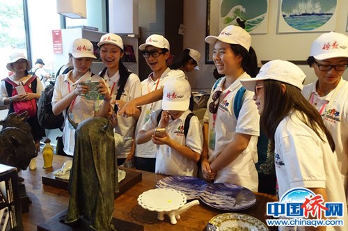 美國(guó)華裔小記者團(tuán)參觀北京798藝術(shù)園區(qū)。